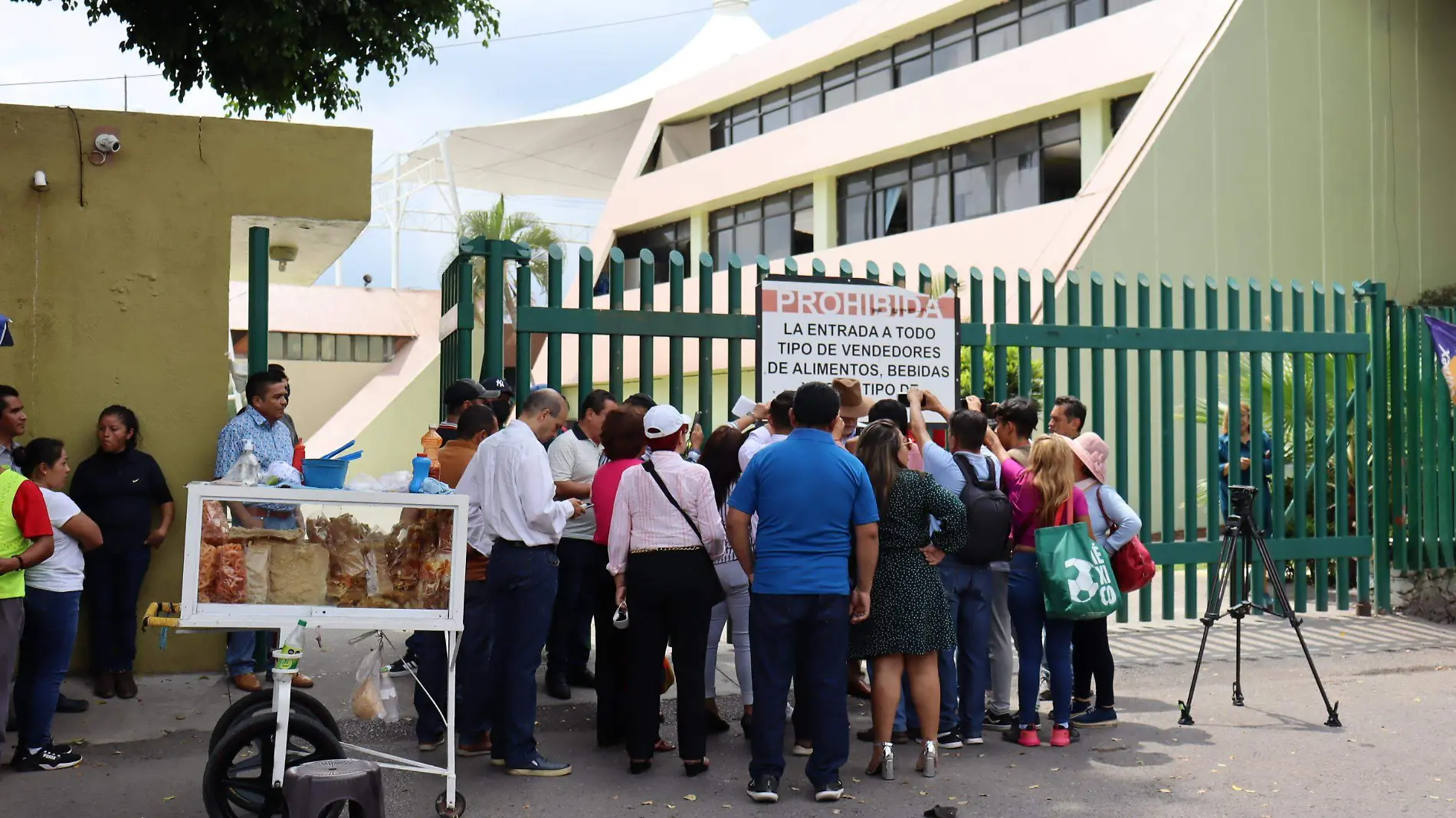 LUIS-F5EN Graciela Ramirez, madre Diego quien cuenta con una discapacidad, solicitó el apoyo de las autoridades educativas (2)